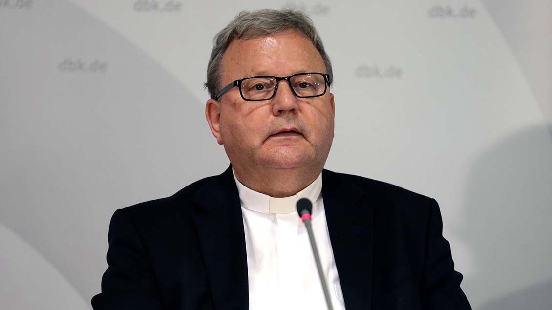 Der Osnabrücker Bischof Franz-Josef Bode bei einer Pressekonferenz Foto: P. Back (Future Image/imago)