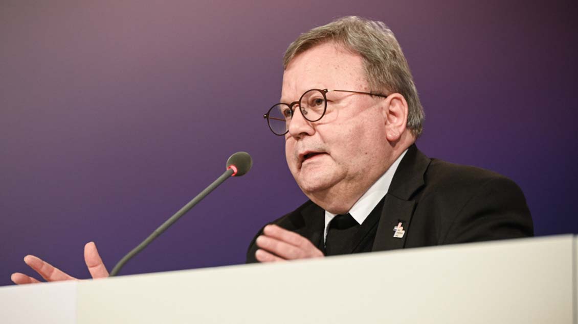 Bischof Franz-Josef Bode sitzt am Mikrofon Foto: Julia Steinbrecht (KNA)