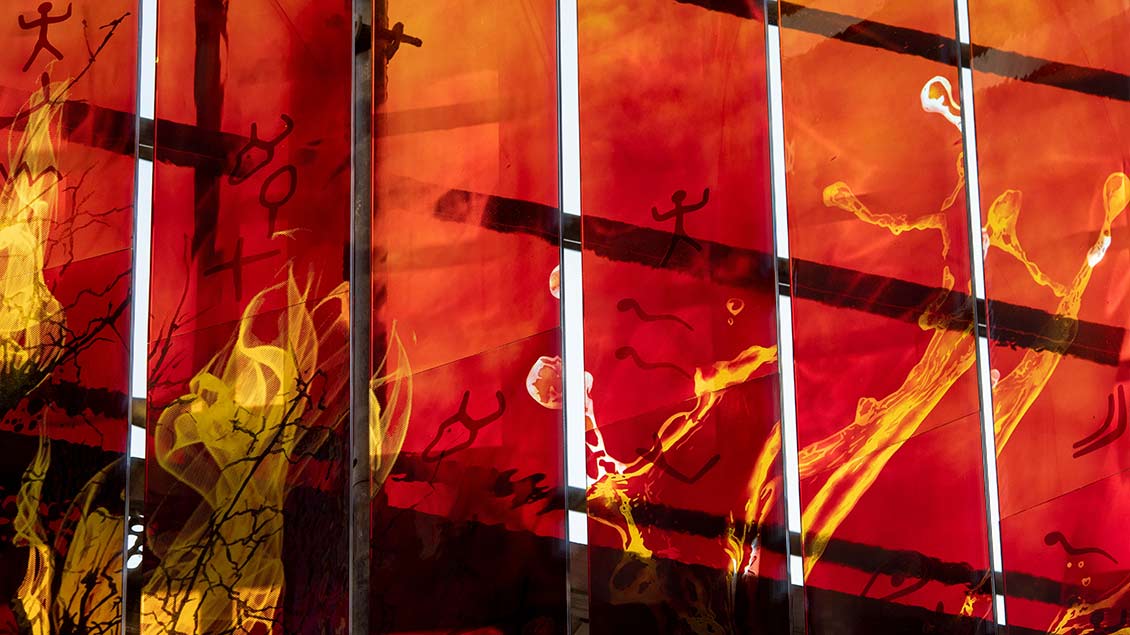 Das neue Glasfenster des Künstlers René Blättermann in der Kapelle des Tita-Cory-Campus in Münster. | Foto: Ann-Christin Ladermann (pbm) Foto: Bistum Münster