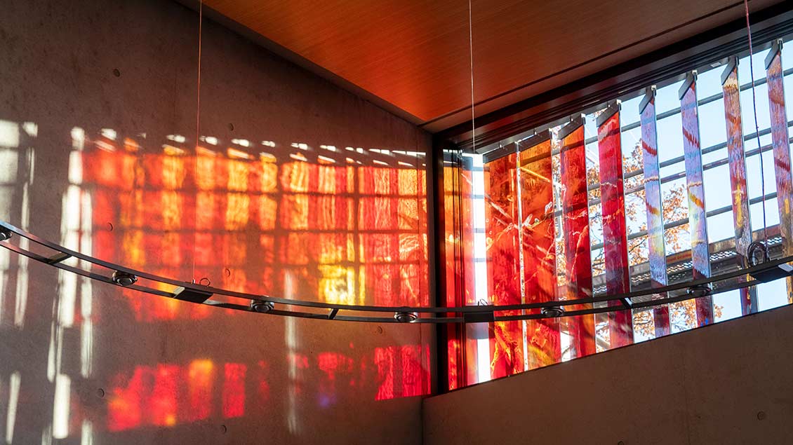 Aus 25 Lamellen besteht das neue Fenster in der Kapelle auf dem Tita-Cory-Campus, das je nach Lichteinfall ein Lichtspiel erzeugt. | Foto: Ann-Christin Ladermann (pbm)
