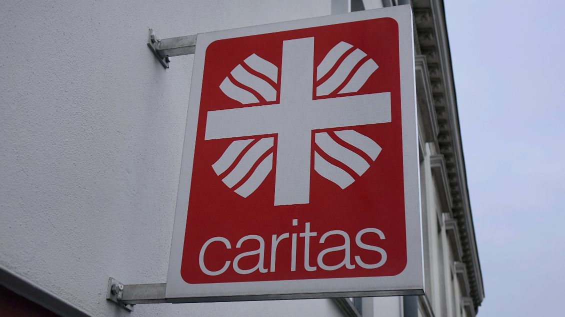 Caritas-Logo an einer Hauswand