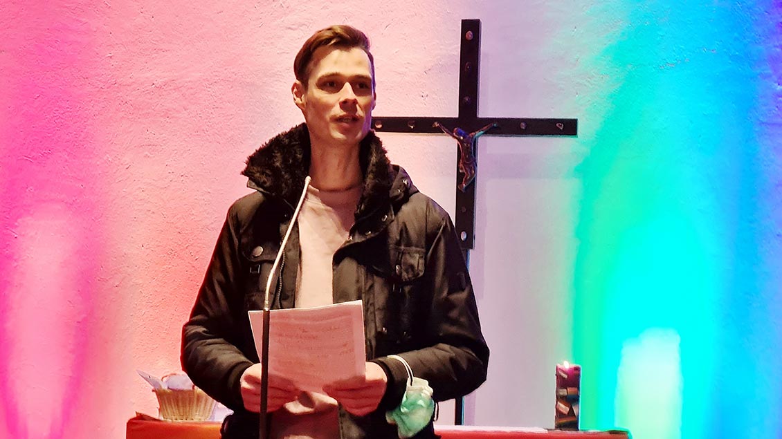 Jan Baumann während eines Queer-Gottesdeinstes Foto: Jürgen Flatken