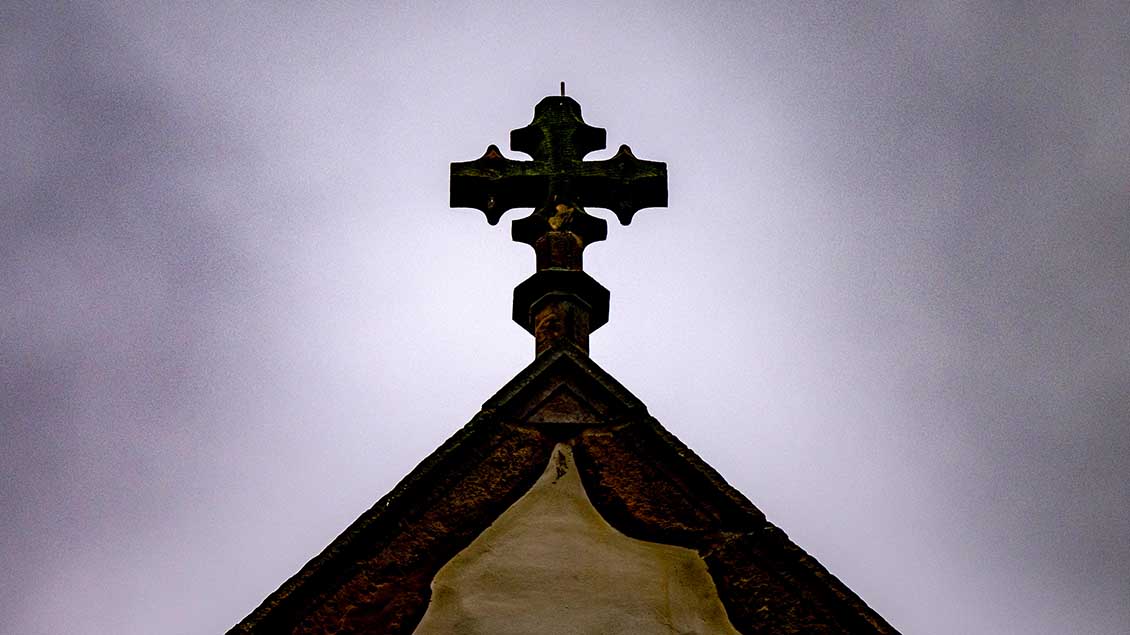 Kreuz auf einer Kirche in Rheda-Wiedenbrück Symbolfoto: Kirchner-Media (Imago)