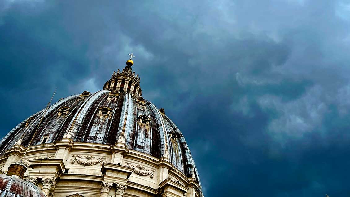 Dunkle Wolken über der Kuppel des Petersdoms