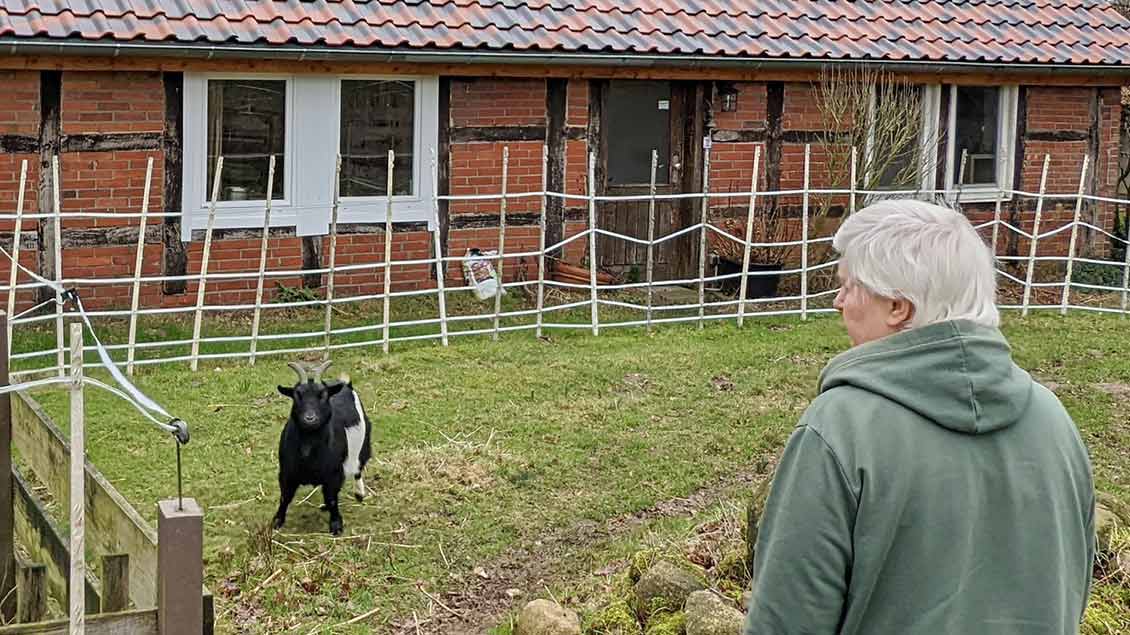 Maria Anna Leenen vor einem Bauernhaus mit Ziege. Foto: Michael Rottmann
