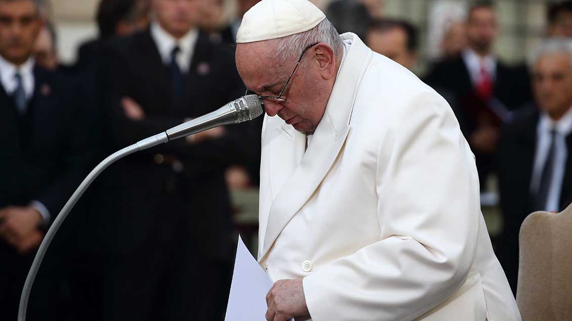 Papst Franziskus weint