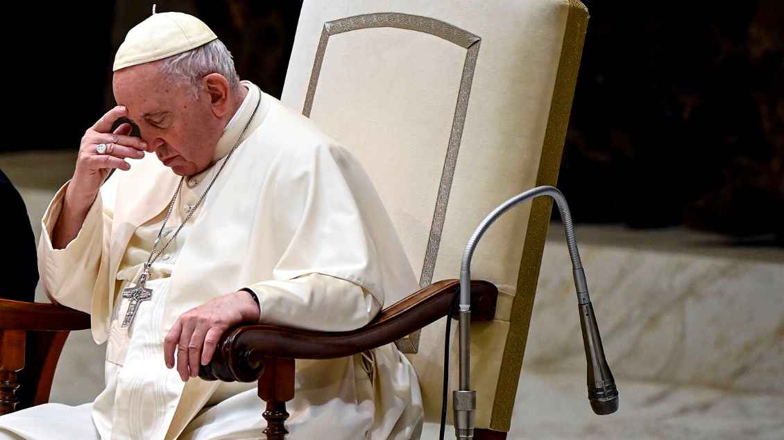 Papst Franziskus auf einem Stuhl nachdenklich