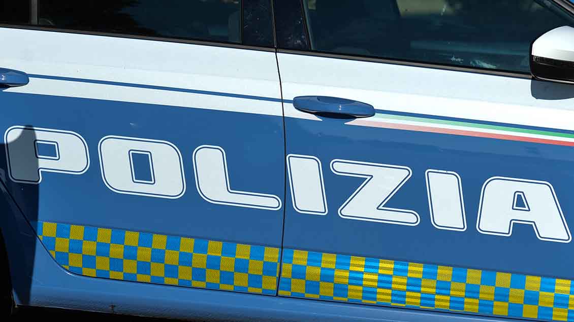 Ein italienisches Polizeiauto von der Seite Symbolfoto: NurPhoto (imago)
