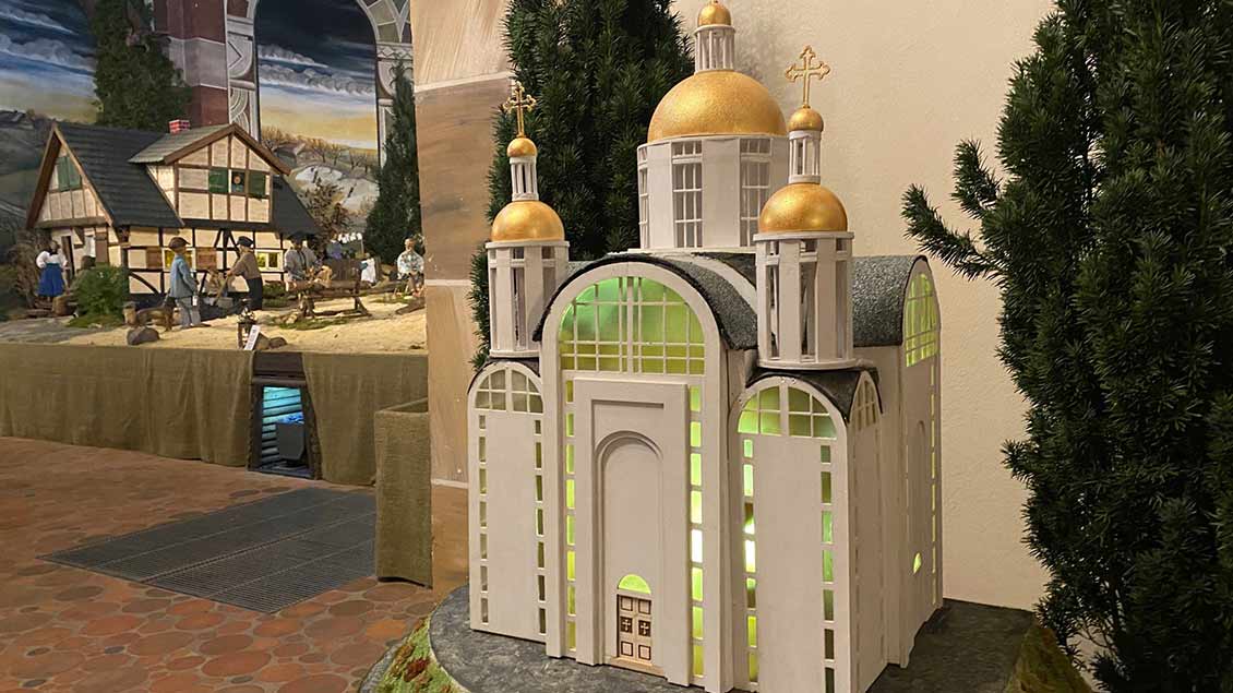 Ein Modell der St.-Andreas-Kirche in Butscha (Ukraine), in deren Nähe die russische Armee im Frühjahr 2022 ein Massaker verübt hat, steht in der St.-Franziskus-Kirche in Recklinghausen-Stuckenbusch.