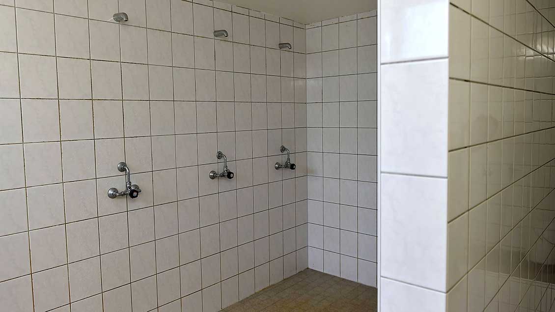 Mehrere Duschen in einer Sporthalle Symbolfoto: Becker und Bredel (Imago)