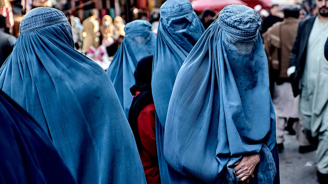 Mehrere ganzkörperverschleierte Frauen in Kabul Foto: Antonin Burat (Le Pictorium / Imago)