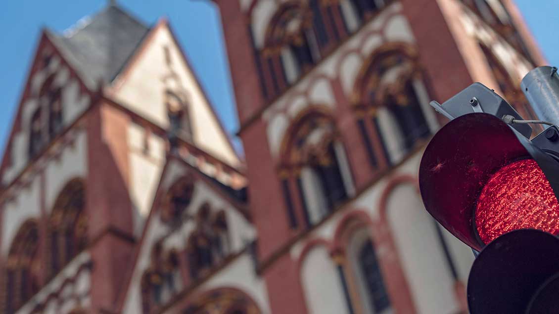 Rote Ampel vor einer Kirche Foto: onemorepicture (Imago)