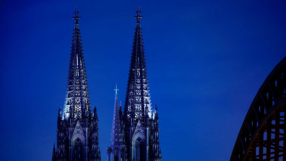 Türme des Kölner Doms bei Nacht Foto: S. Ziese (Blickwinkel / Imago)