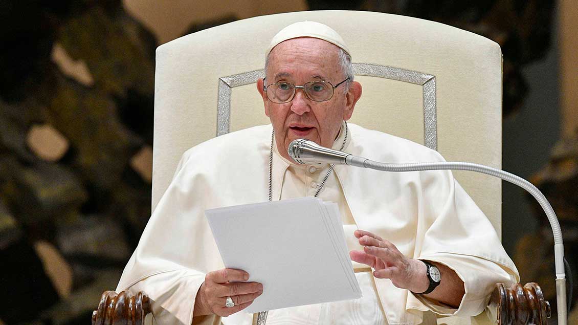 Papst Franziskus sitzt vor einem Mikrofon Foto: Vatican Media (Zuma Wire / Imago)