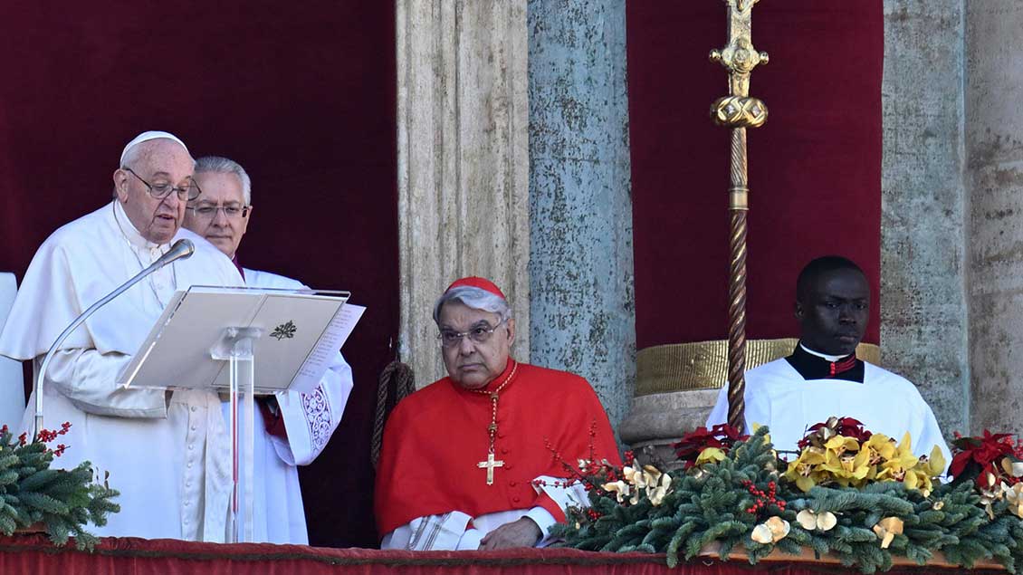 Papst Franziskus bei seiner Weihnachtsansprache auf der Loggia des Petersdoms Foto: Claudio Peri (Ansa / Zuma Press / Imago)
