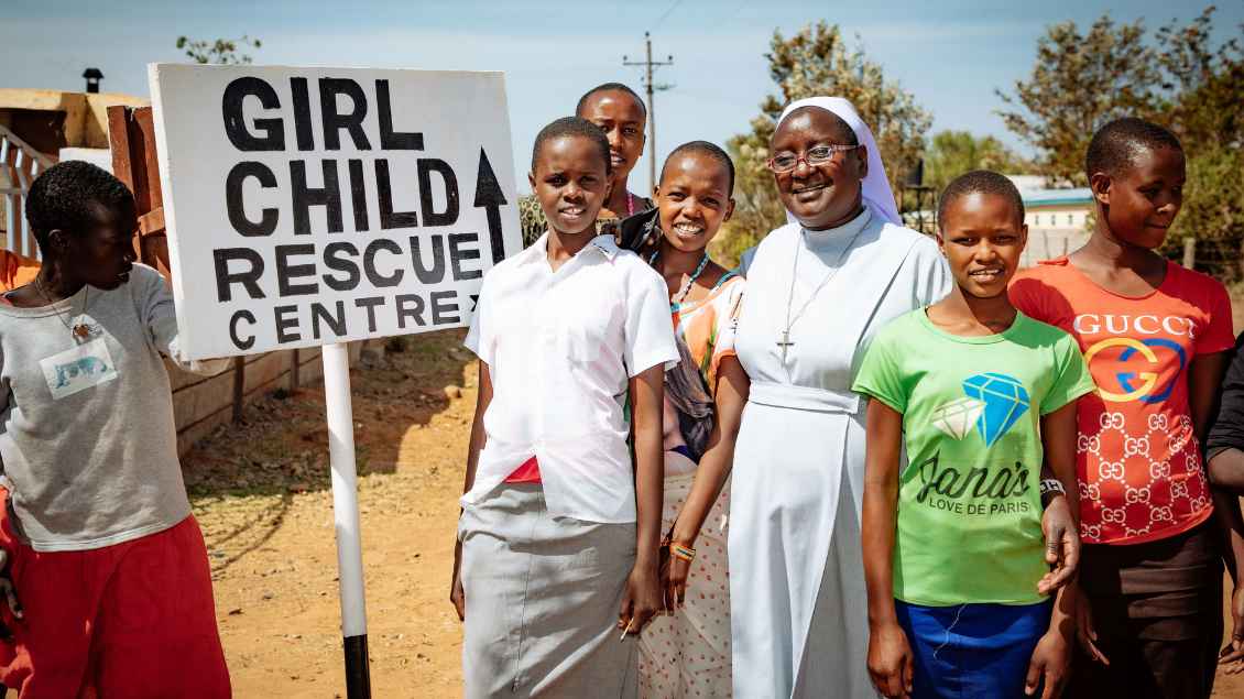 Kinder in Afrika mit einer Schwester in einem Schutzzentrum. Foto: Hartmut Schwarzbach (Missio)