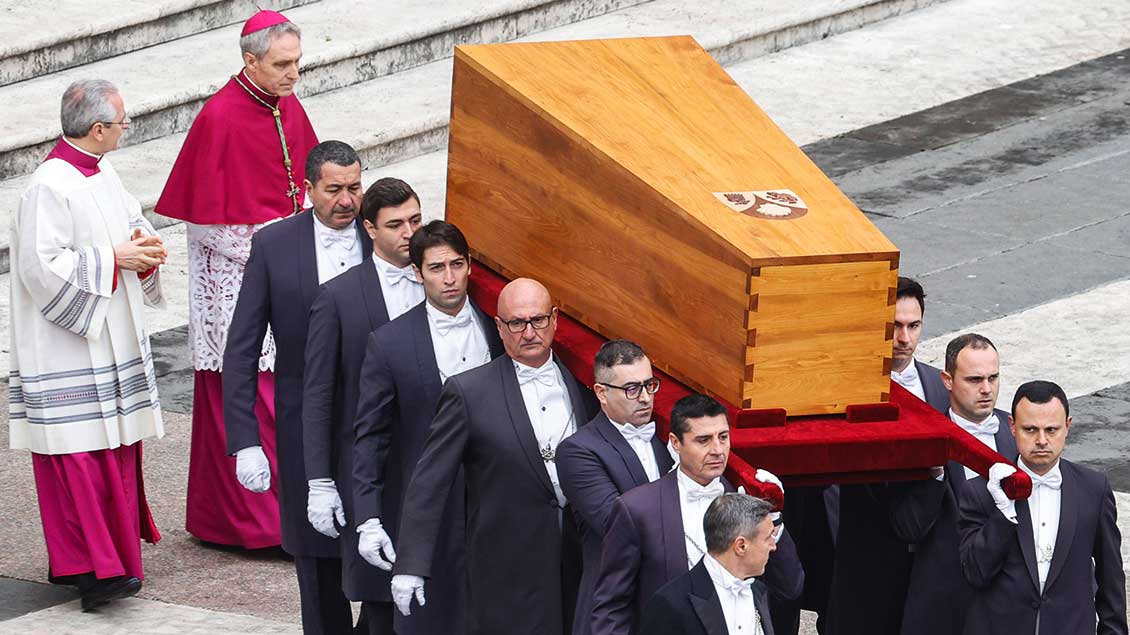 Bilder von der Totenmesse für Benedikt XVI. in Rom