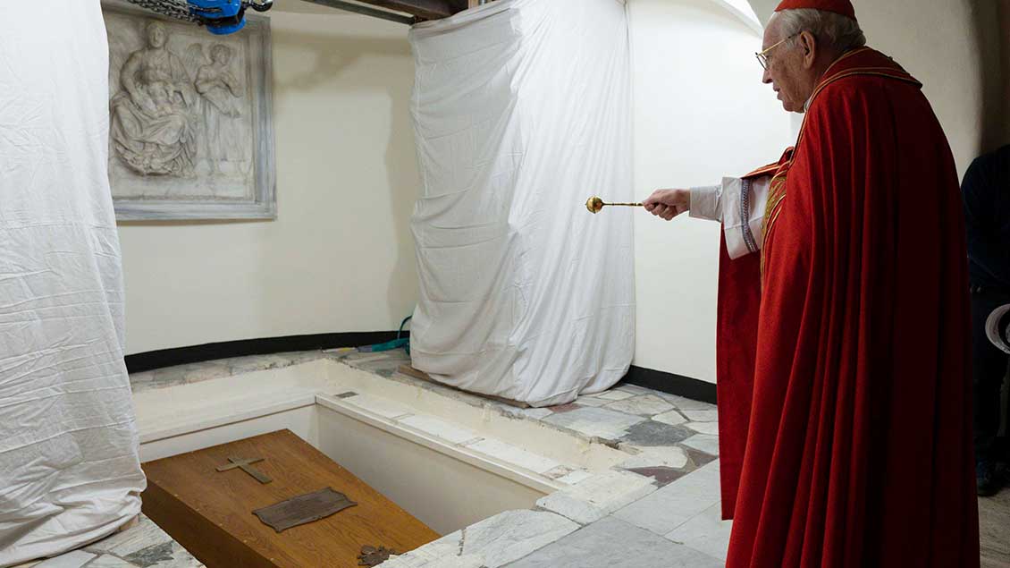 Kardinaldekan Giovanni Battista Re segnet das Grab von Papst Benedikt XVI..