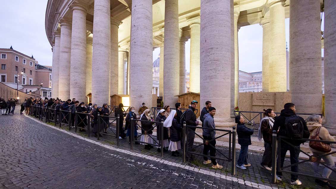 Über die gesamte Länge des Petersplatzes und dann an den äußeren Kollonaden vorbei zieht sich die Schlange der Menschen, die sich vom verstorbenen Papst Benedikt XVI. verabschieden wollen.