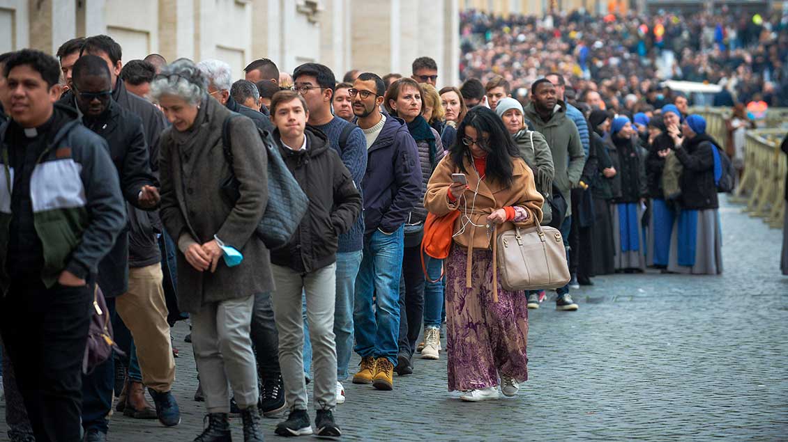 Über die gesamte Länge des Petersplatzes und darüber hinaus zieht sich die Schlange der Menschen, die sich vom verstorbenen Papst Benedikt XVI. verabschieden wollen.