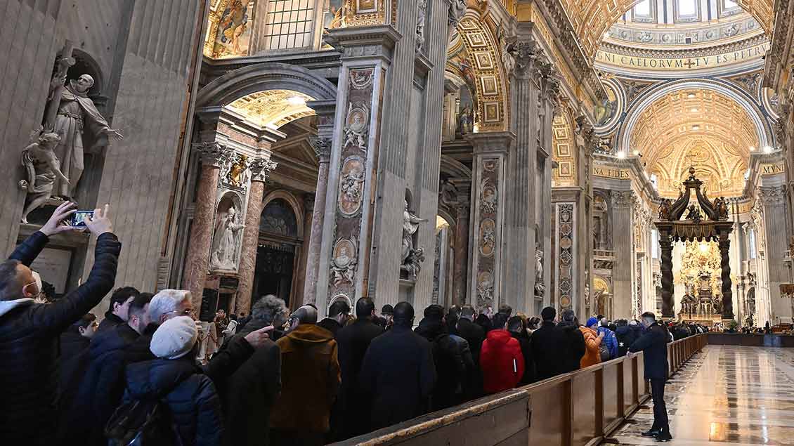 In einer langen Schlange warten tausende Menschen, um sich vom verstorbenen Papst Benedikt XVI. zu verabschieden, der bis zur Beisetzung im Petersdom aufgebahrt ist.