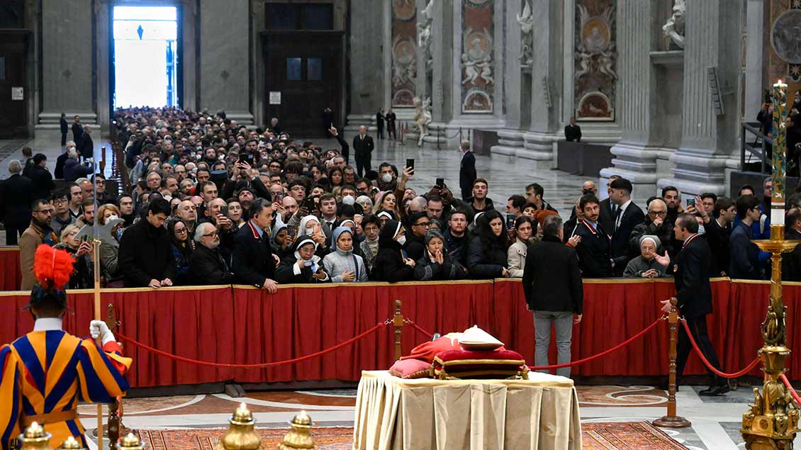 Tausende Menschen nehmen Abschied von Benedikt XVI., dessen Leichnam im Petersdom aufgebahrt ist. Schweizergardisten halten die Ehrenwache.