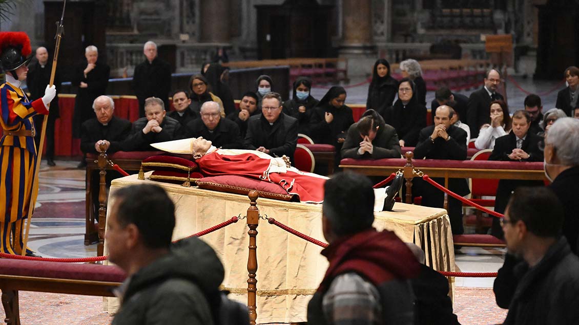 Nach seinem Tod am Silvestertag 2022 wurde der Leichnam Benedikts XVI. am Montag im Petersdom aufgebahrt, damit sich die Menschen von dem früheren Papst verabschieden können.