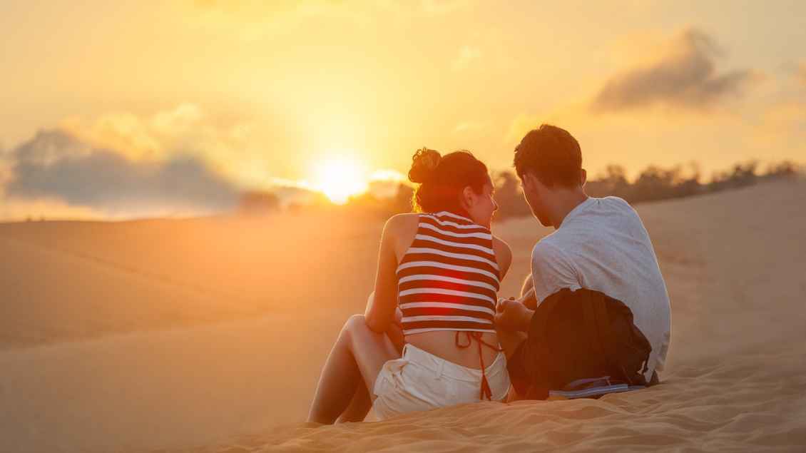 Ein Paar im Sonnenuntergang am Strand. Foto: pixabay