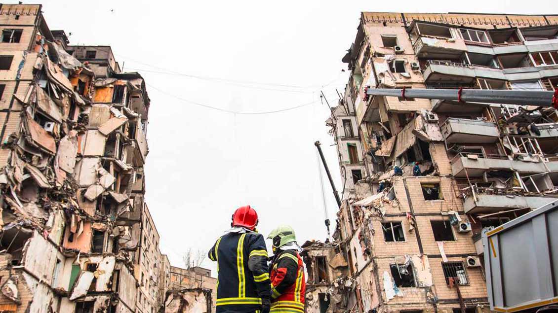 Vor dem zerstörten beschossenen Wohnblock in Dnipro Foto: Valentyn Reznichenko (Cover Images / Imago)
