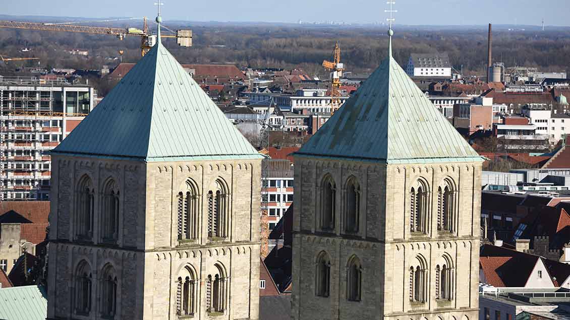 Die beiden Türme des Paulusdoms, im Hintergrund die Stadt Münster Foto: Michael Bönte