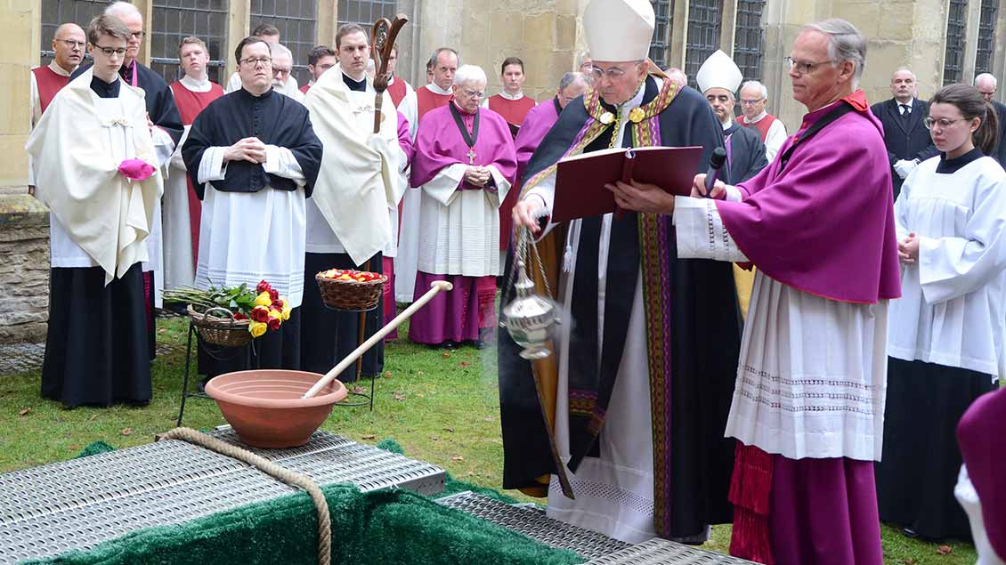 Bischof Felix Genn setzt den verstorbenen Erzbischof Erwin Ender auf dem Domherrenfriedhof in Münster bei.