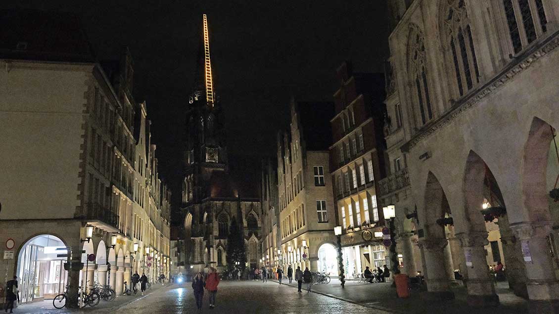 Panorama des Prinzipalmarkts in Münster mit der Himmelsleiter an der Lambertikirche Foto: Serienlicht (imago)