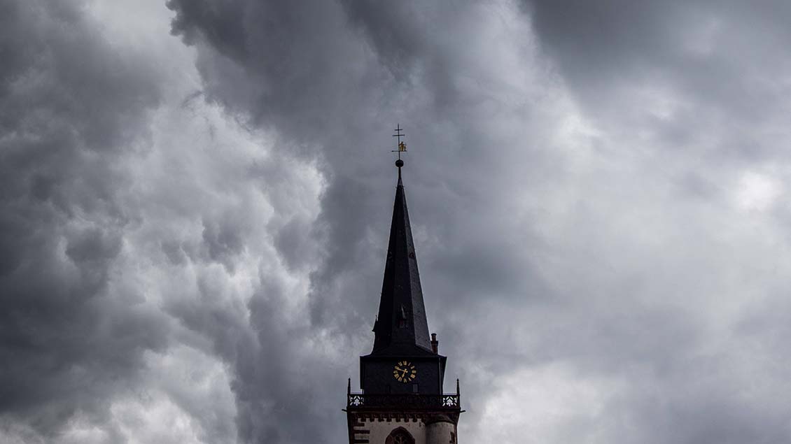 Kirchturm vor dunklen Wolken Foto: Jan Eifert (imago)