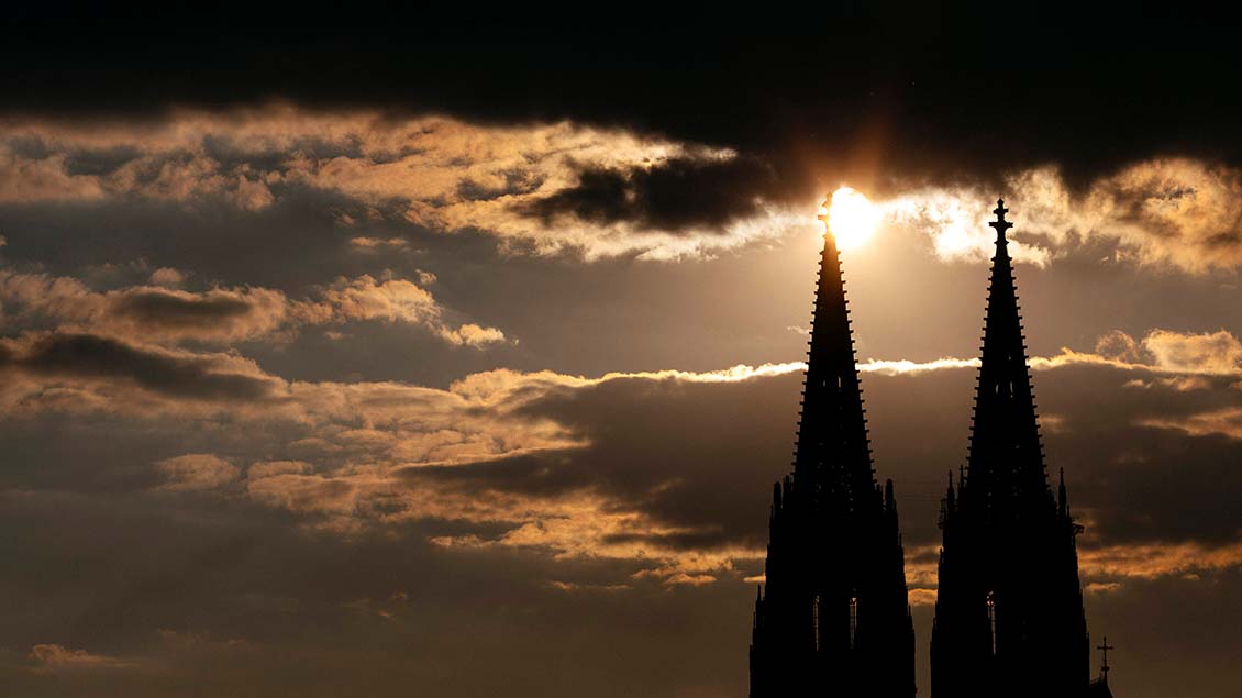 Dunkle Wolken über den Türmen des Kölner Doms Foto: C. Hardt (Future Image/imago)