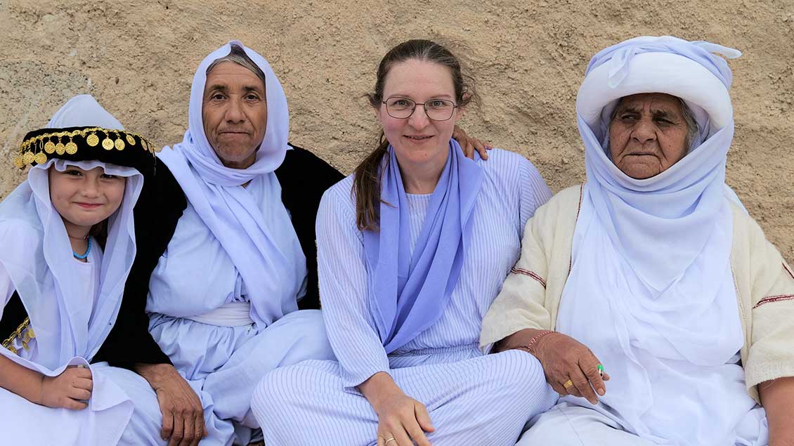 Schwester Makrina Finlay (2. von rechts) bei einem ihrer Besuche bei den Jesiden im Shingal-Gebirge im Nordirak. Foto: privat