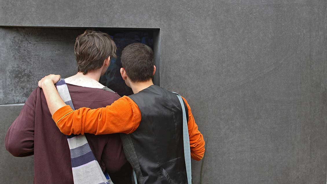 Zwei Menschen am Mahnmal für von den Nazis getötete Homosexuelle Archiv-Foto: Stefan Trappe (Imago)