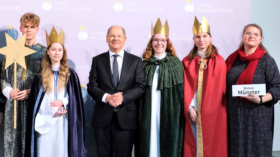 Vier verkleidete Könige junge Menschen neben Bundeskanzler Olaf Scholz. Foto: Ralf Adloff (Kindermissionswerk) 