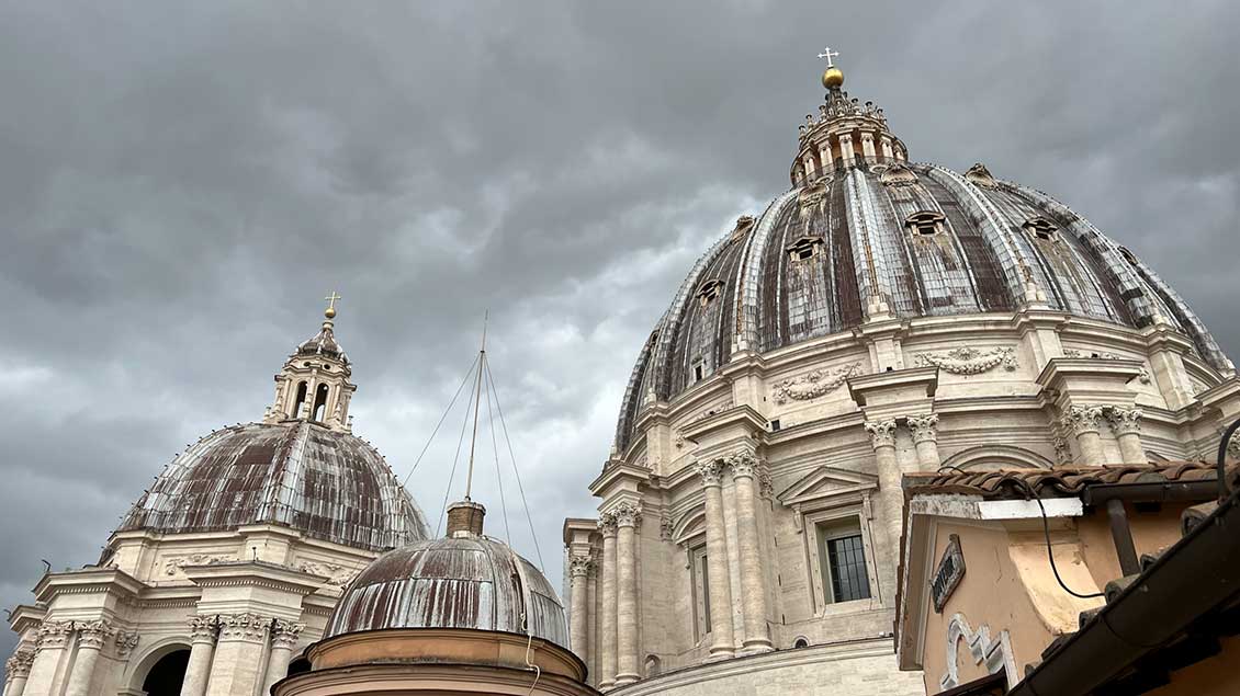 Kuppel des Petersdoms in Rom vor dunklen Wolken  Foto: Markus Nolte