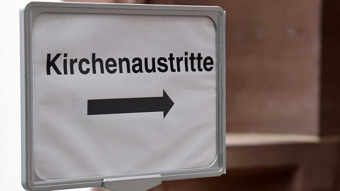 Hinweisschild zum Zimmer für Kirchenaustritte Foto: Winfried Rothermel (Imago)