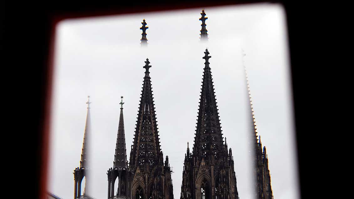 Unscharfer und verschwommener Blick auf die Türme des Kölner Doms Foto: Christoph Hardt (Panama Pictures / Imago)