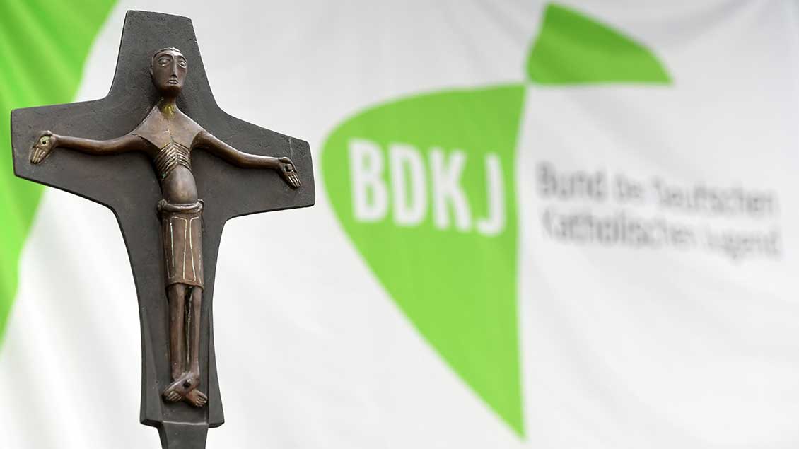 Ein Kreuz vor einer Wand mit dem Logo des BDKJ Foto: Christian Schnaubelt (BDKJ)