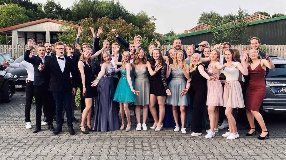 30 junge Menschen posieren in Abendgarderobe Foto: KLJB Bevern