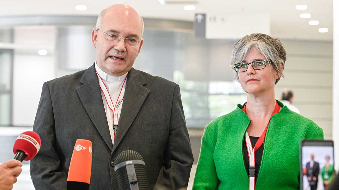 Bischof Helmut Dieser und Birgit Mock sprechen in Mikrofone Foto: Julia Steinbrecht (KNA)