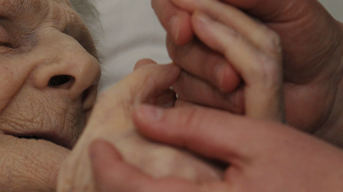 Jemand hält die Hände einer alten Frau Foto: Michael Bönte