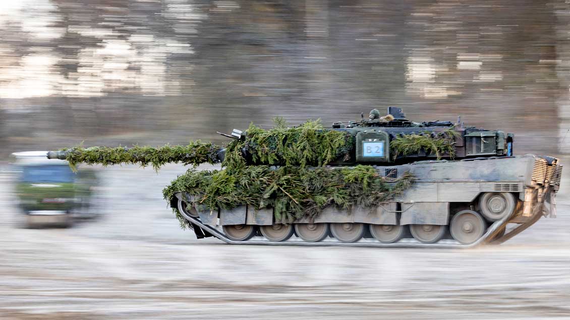 Ein Leopard-2-Panzer fährt durchs Bild Foto: ari (Imago)