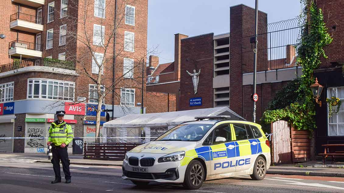 Ein Polizist und ein Polizeiwagen an der Kirche St. Aloysius in London-Euston Foto: Vuk Valcic (Zuma Wire / Imago)