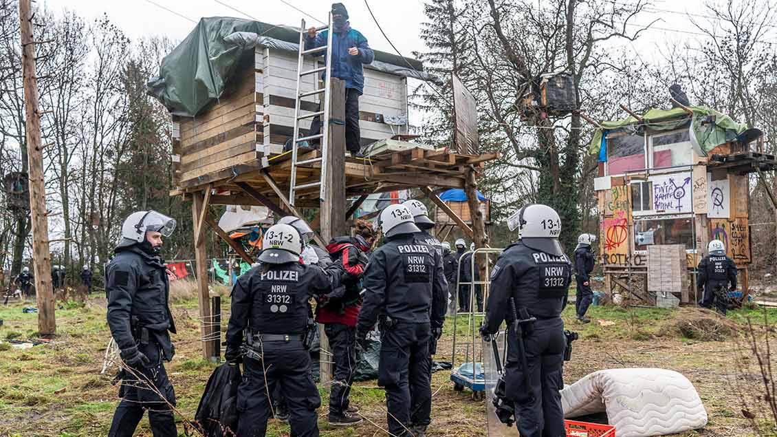 Polizisten vor Baumhäusern in Lützerath Foto: Jochen Tack (Imago)