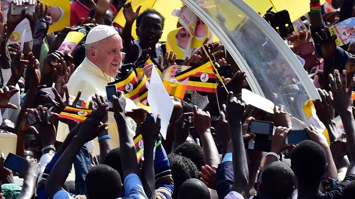 Papst Franziskus im Papamobil umring von jungen Afrikanern