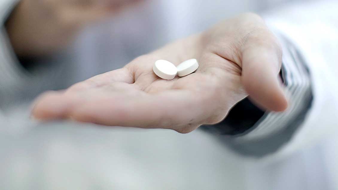 Zwei Tabletten liegen auf einer Handfläche Symbolfoto: Westend61 (Imago)