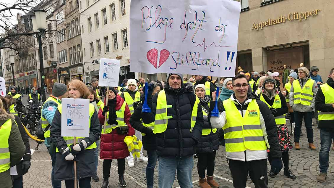 Demonstrierende Pflegekräfte in gelben Warnwesten Foto: Karin Weglage
